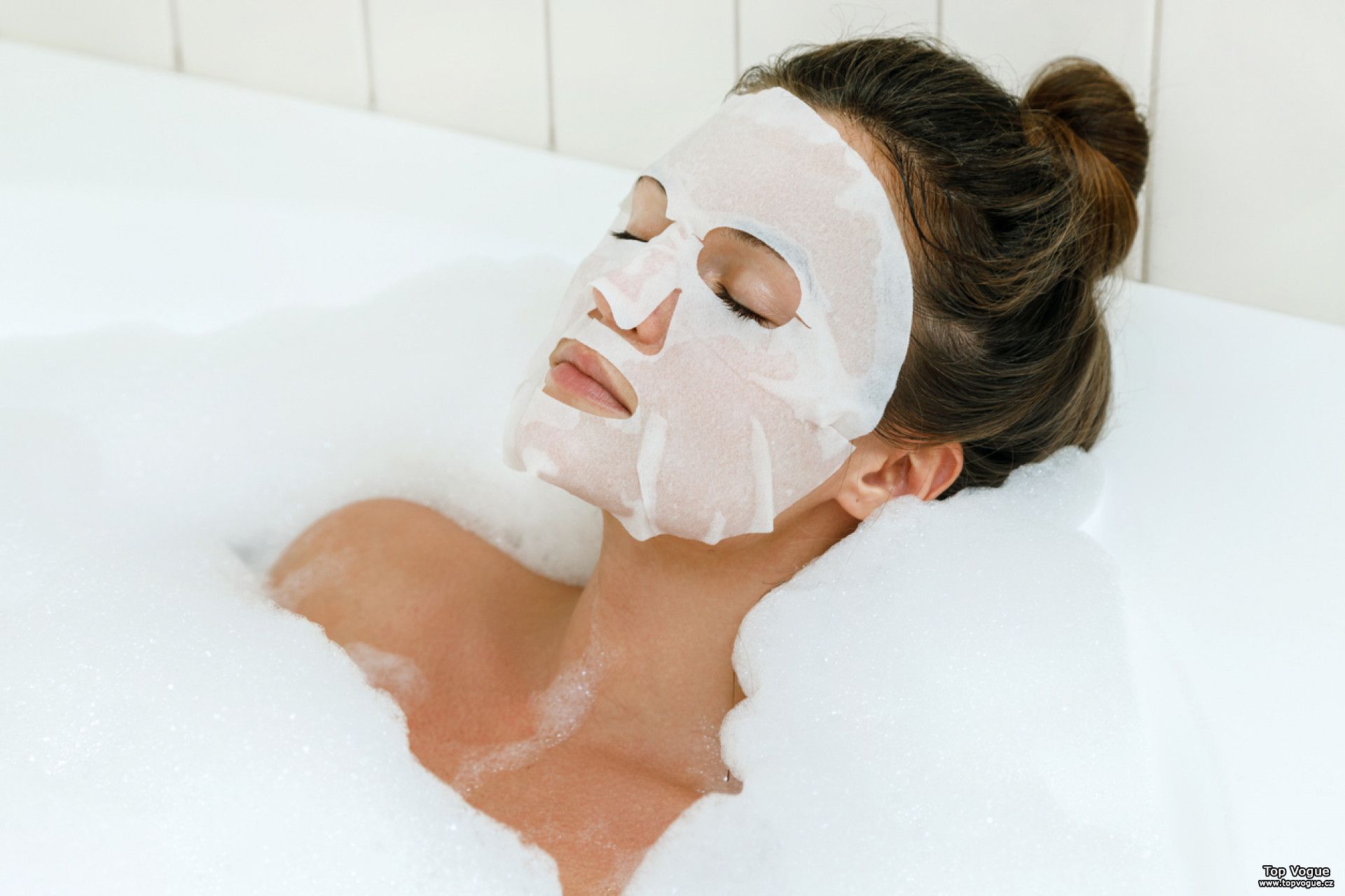 Как часто использовать маску для лица тканевую. Маска для лица. Маска для лица косметическая. Маска для лица в ванной. Маска тканевая.